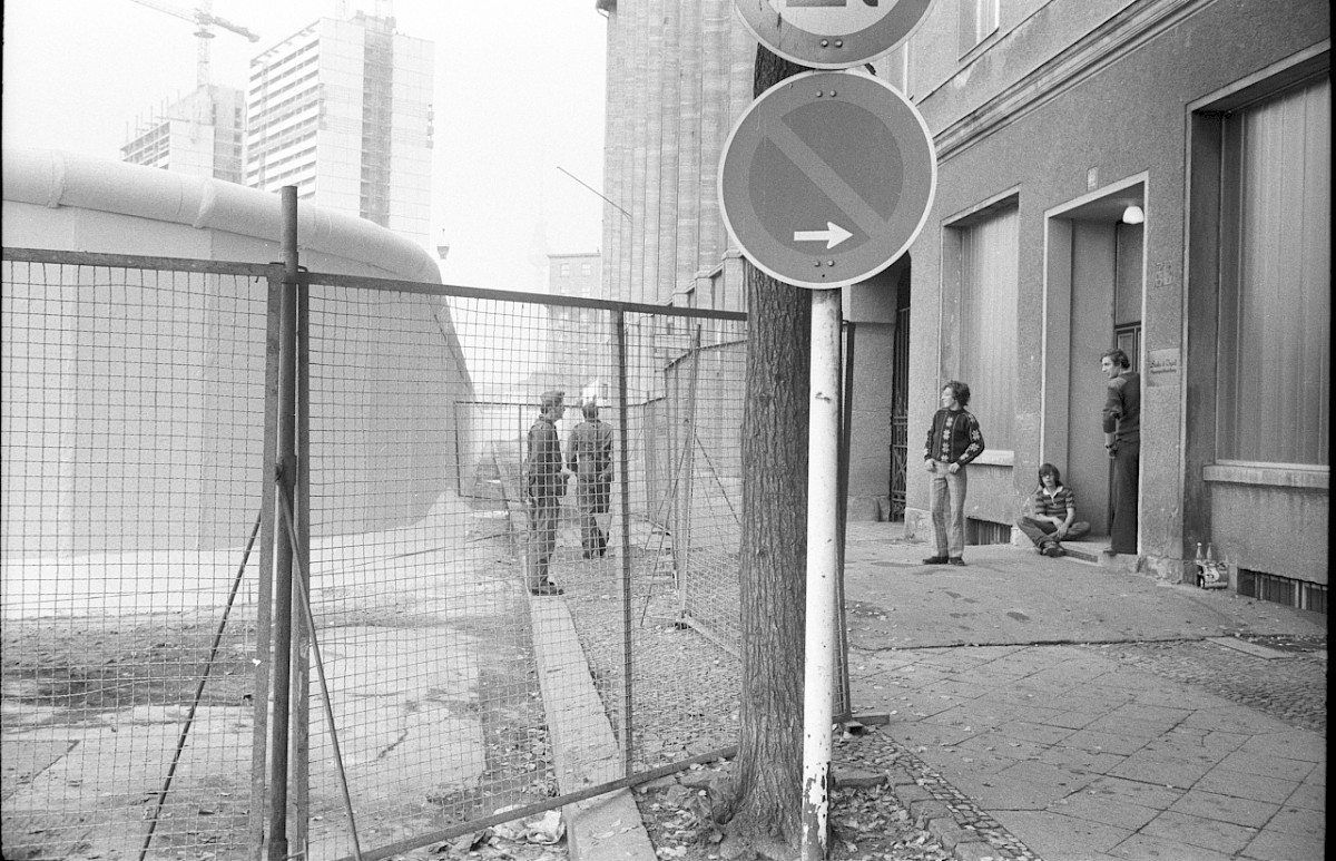 Berlin, 4. Oktober 1976 – Grenzsoldaten bewachen die Bauarbeiten an der Grenzmauer 75 an der Zimmerstraße Ecke Lindenstraße (Fotograf: Edmund Kasperski)
