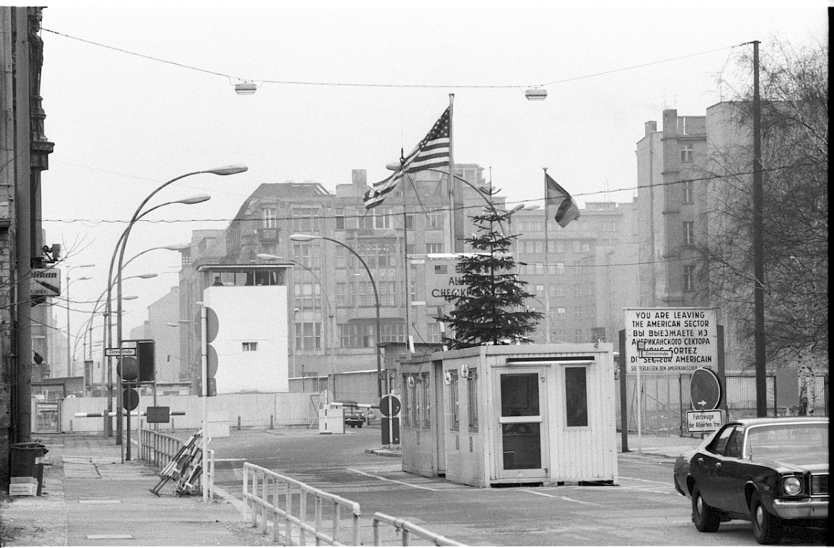Berlin, 20. Dezember 1978 – Checkpoint Charlie in der Weihnachtszeit (Fotograf: Edmund Kasperski)