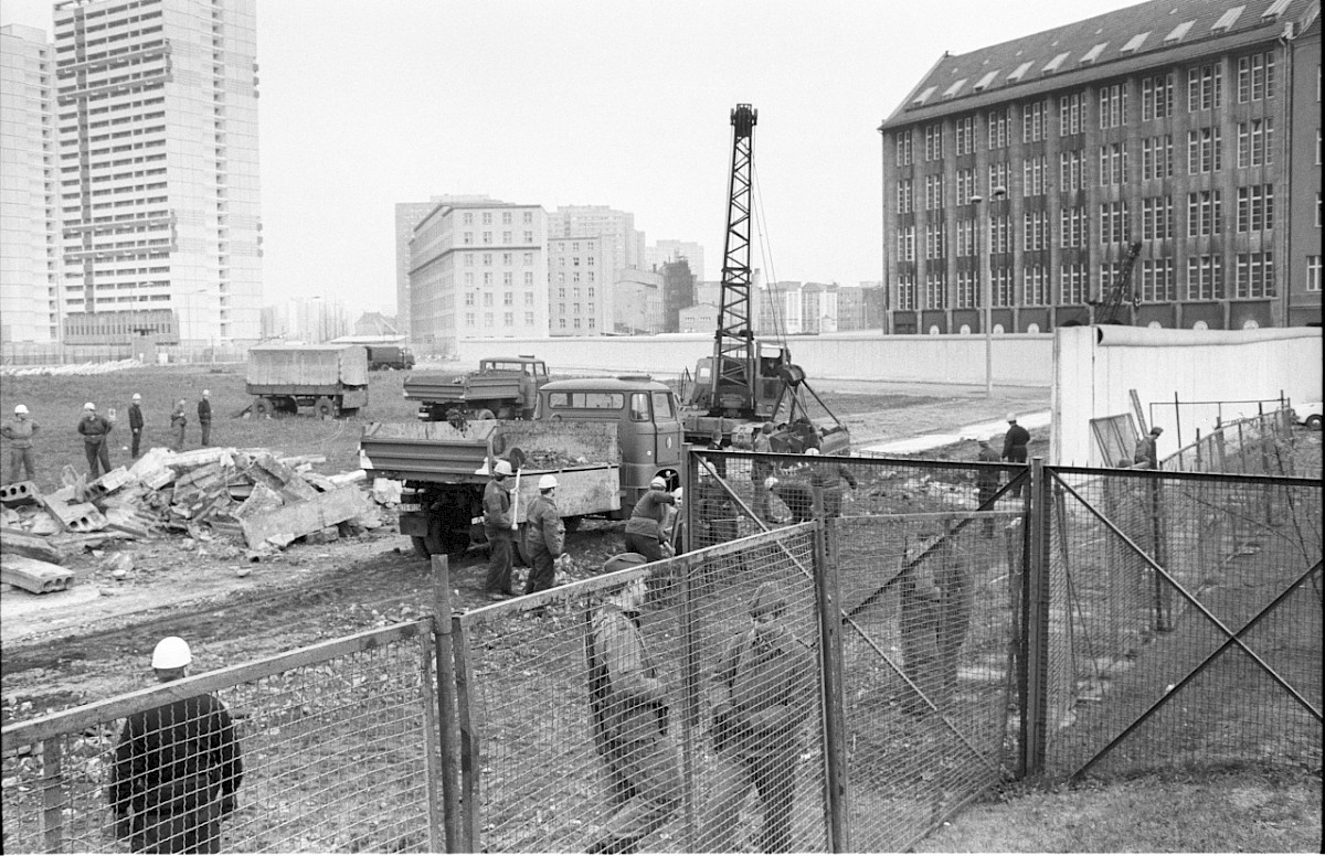 Berlin, 21. November 1977 – Aufbau der Grenzmauer 75 an der Zimmerstraße (Fotograf: Edmund Kasperski)