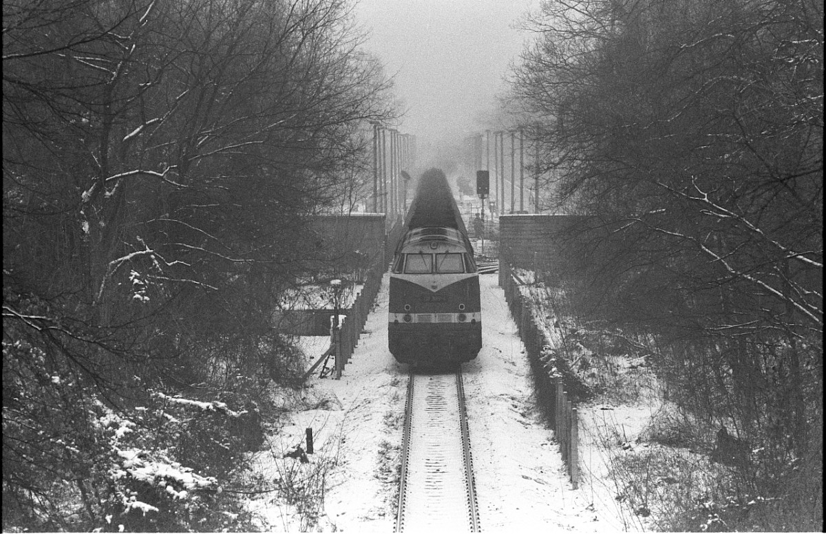 Berlin, 1980 – Güterzug mit Kohle fährt in die Exklave Steinstücken (Fotograf: Edmund Kasperski)