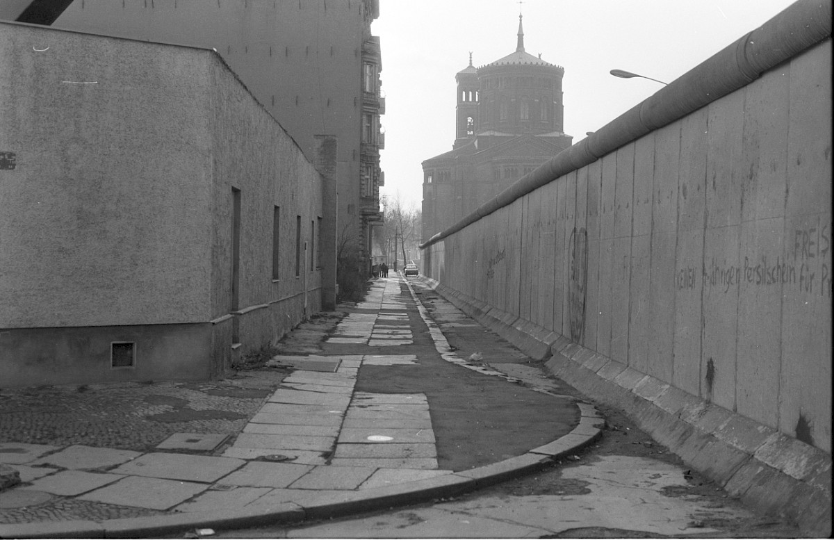 Berlin, 2. Januar 1980 – Grenzmauer 75 am Bethaniendamm mit Thomas-Kirche (Fotograf: Edmund Kasperski)