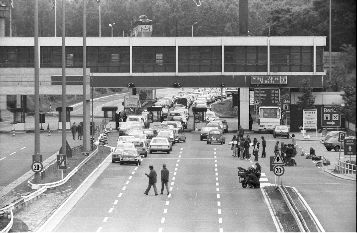 Berlin, 15. Juli 1978 – PKW warten auf die Passkontrolle am Checkpoint Bravo (Fotograf: Edmund Kasperski)