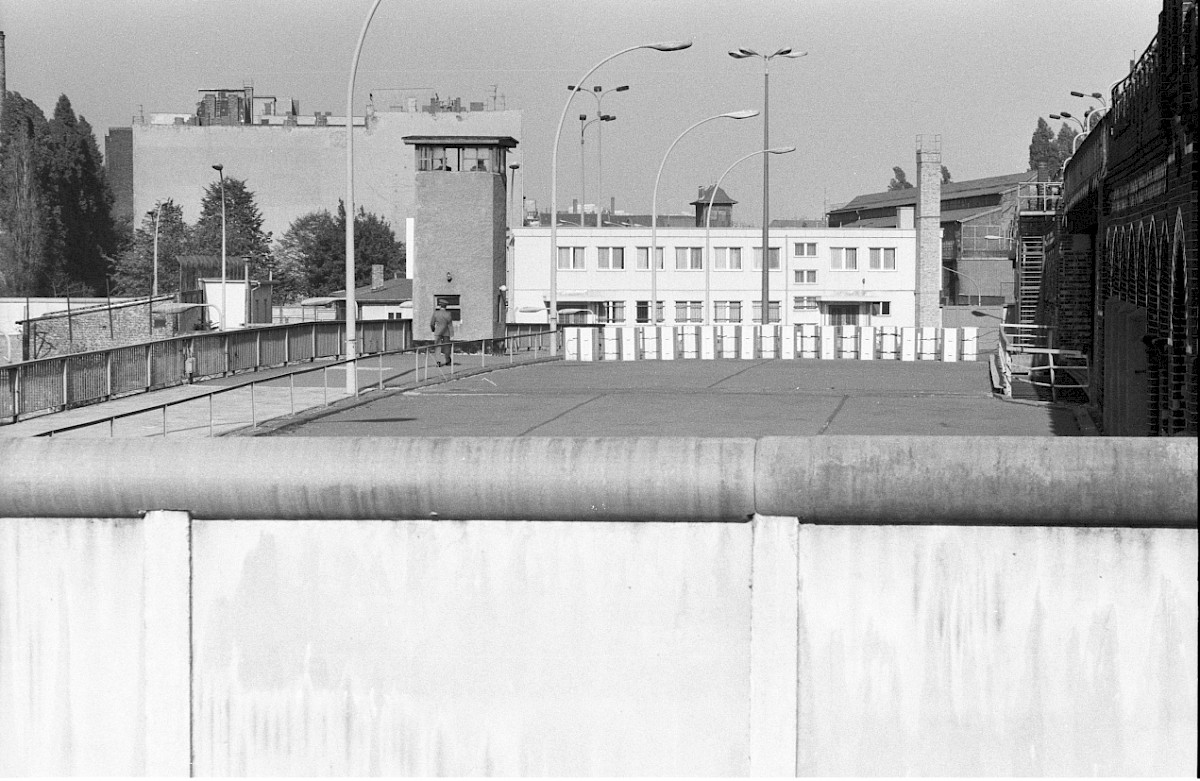 Berlin, 8. Oktober 1979 – Grenzübergangsstelle Oberbaumbrücke mit Kommandoturm und Grenzsoldaten (Fotograf: Edmund Kasperski)