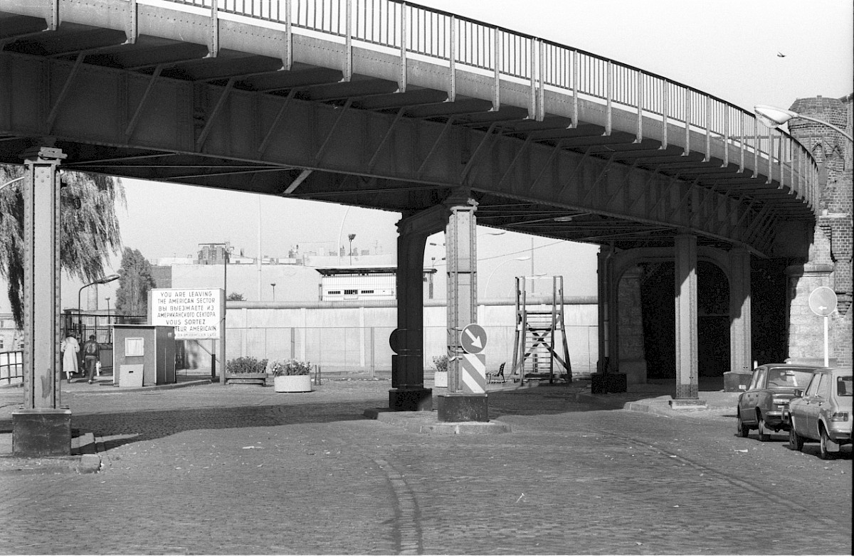 Berlin, 8. Oktober 1979 – Eingang in die Grenzübergangsstelle Oberbaumbrücke unterhalb der U-Bahn-Trasse (Fotograf: Edmund Kasperski)