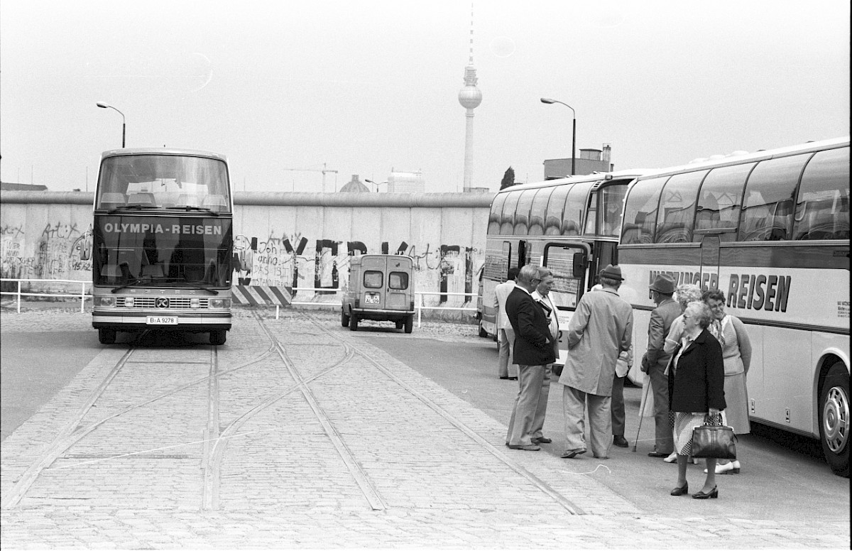 Berlin, 27. Juli 1981 – Touristen an der Grenzmauer 75 am Potzdamer Platz (Fotograf: Edmund Kasperski)