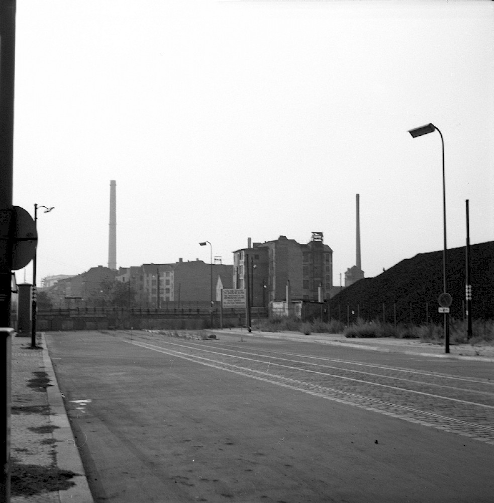 Berlin, August 1963 – Köpenicker Straße mit Berliner Mauer am Bethaniendamm (Fotograf: Günther Loibl)