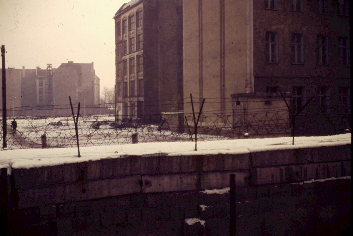 Berlin, Januar 1964 – Grenzstreifen und Postenstand an der Boysenstraße (Fotograf: Paul Kremer)
