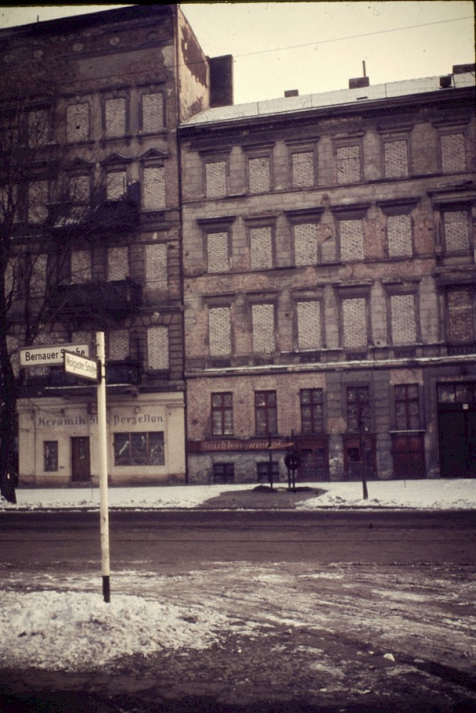 Berlin, Januar-März 1963 – Vermauerte Grenzhäuser in der Bernauer Straße Ecke Wolgaster Straße (Fotograf: Paul Kremer)