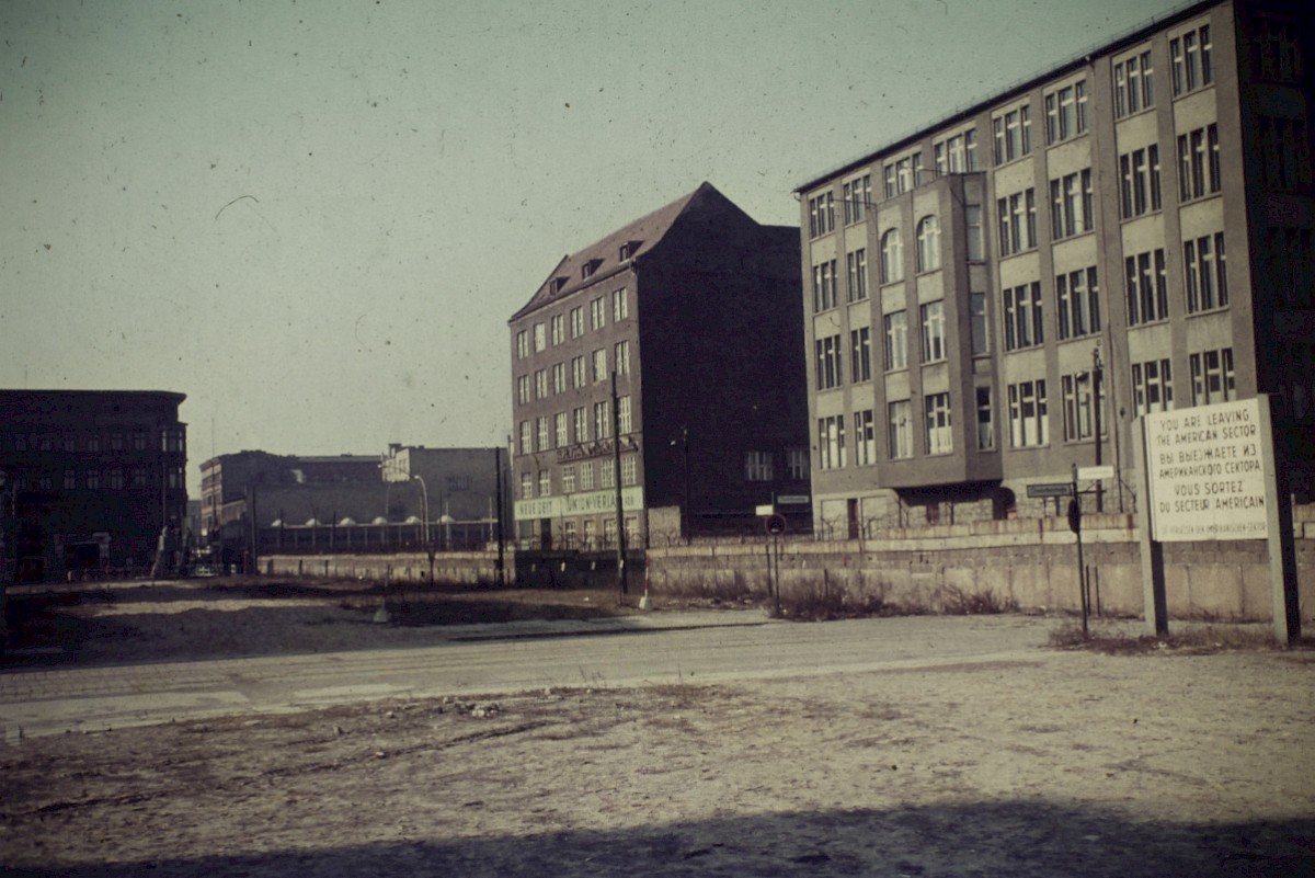 Berlin, März 1964 – Berliner Mauer mit Sektorenschild an der Zimmerstraße (Fotograf: Paul Kremer)