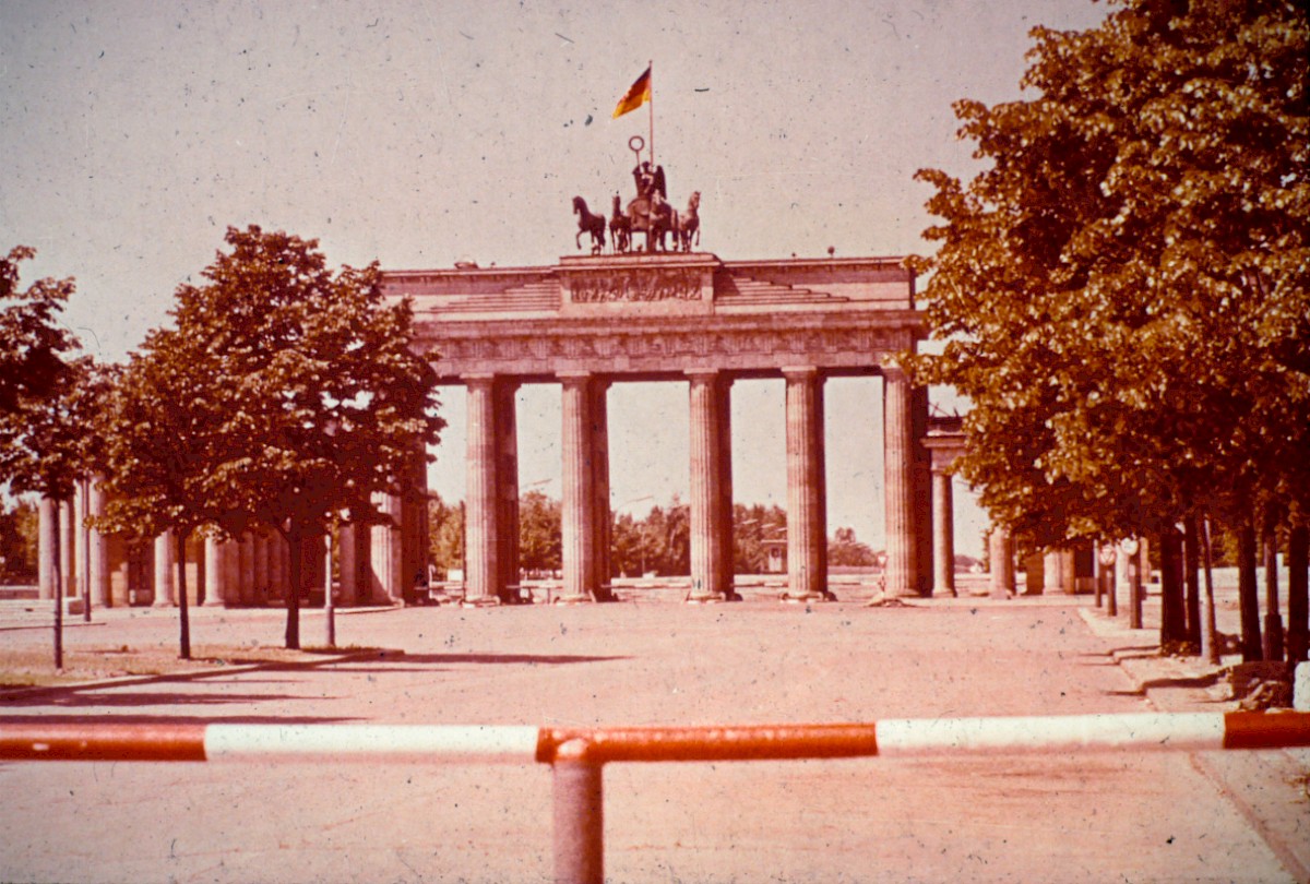 Berlin, Oktober 1963 – Pariser Platz und Brandenburger Tor (Fotograf: Paul Kremer)