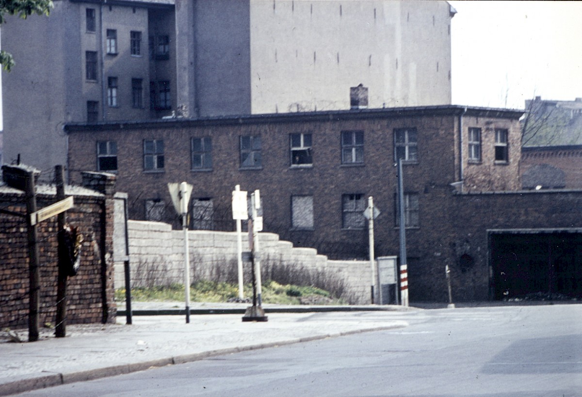 Berlin, 1962 – Grenzmauer an der Bergstraße und Nordbahnhof (Fotograf: Wolfgang Schubert)