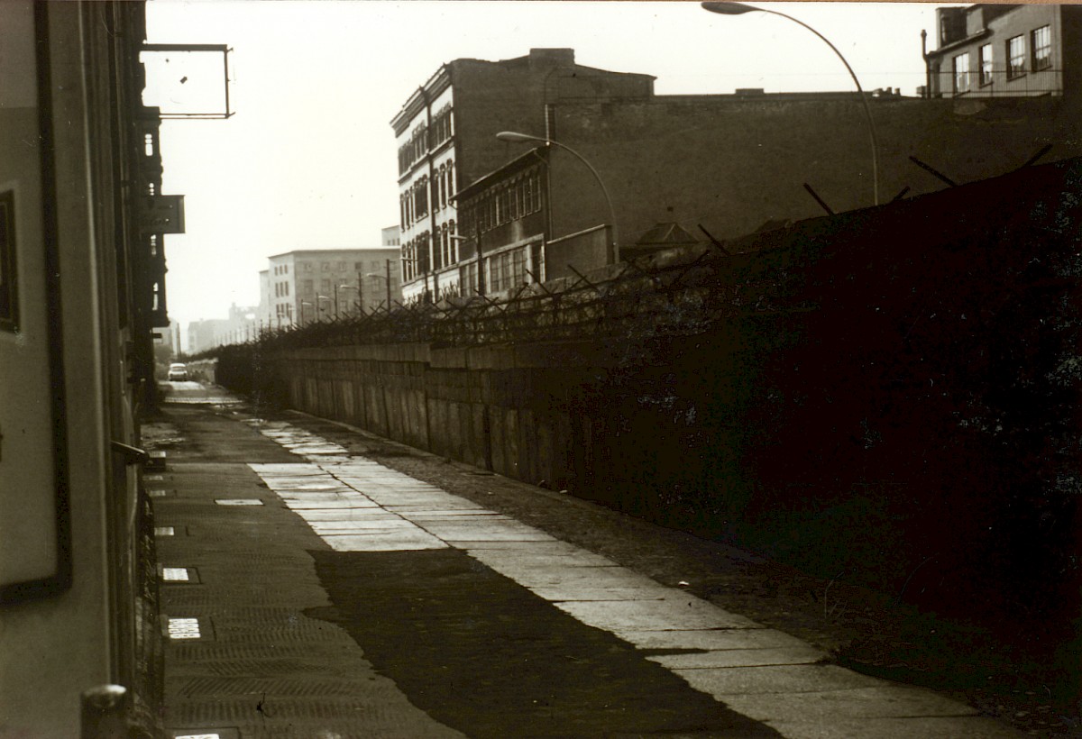 Berlin, ca. 1963 – Berliner Mauer entlang der Zimmerstraße/Niederkirchnerstraße (Fotograf: Wolfgang Schubert)