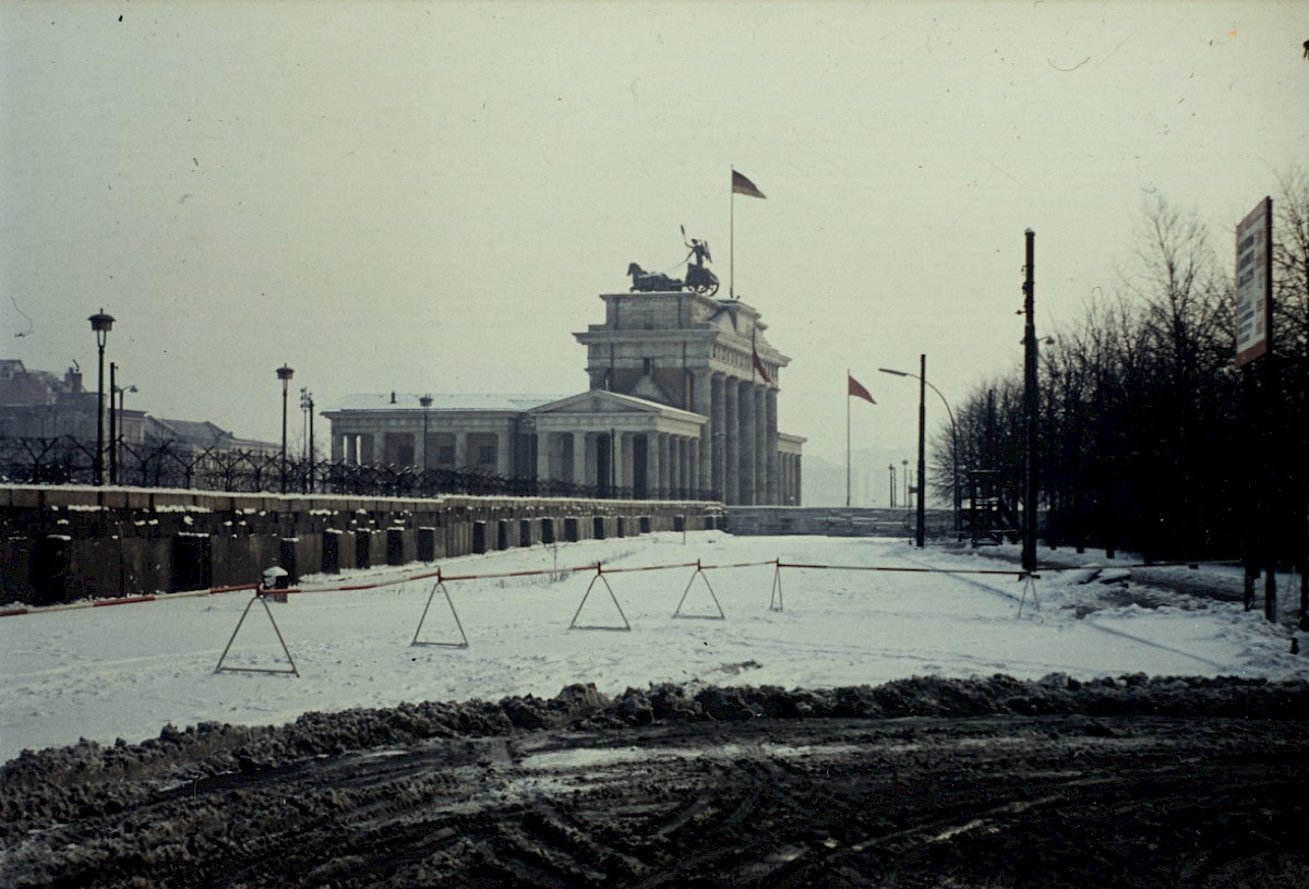 Berlin, 1964 – Grenzmauer entlang der Ebertstraße Richtung Brandenburger Tor (Fotograf: Wolfgang Schubert)