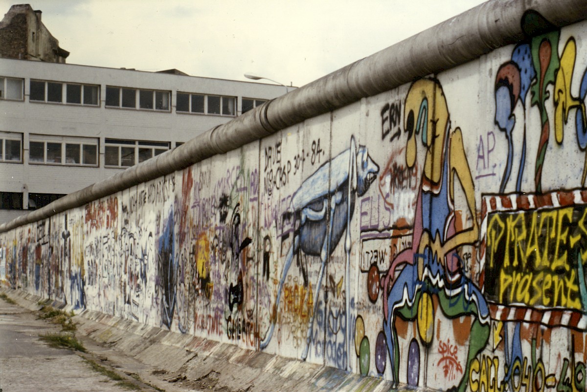 Berlin, ca. 1986 – Grenzmauer 75 mit Graffiti (Fotograf: Wolfgang Schubert)