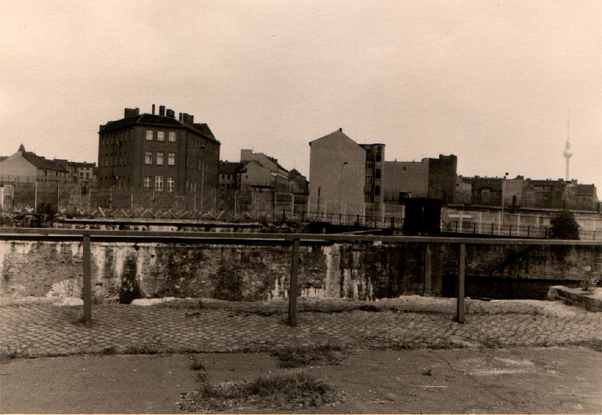 Berlin, 7. Januar 1974 – Reste der ehemaligen Kronprinzenbrücke am Spreeufer (Fotograf: Hans-Joachim Grimm)