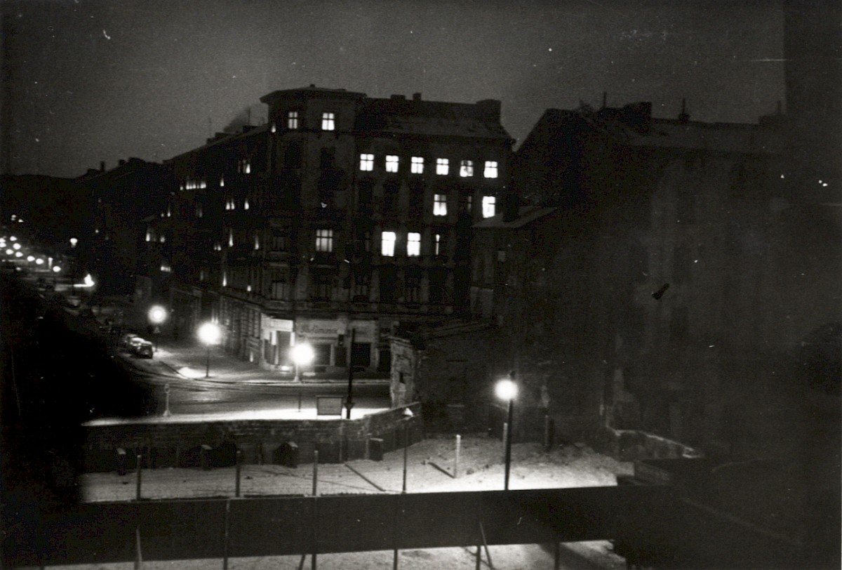 Berlin, Januar 1962 – Ostansicht der Berliner Mauer an der Bernauer Straße/Strelitzer Straße bei Nacht (Fotograf: Werner Kirchert)