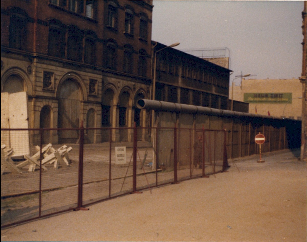 Berlin, 1976 – Abbau der Betonplattenmauer und Errichtung der Grenzmauer 75 an der Wilhelmstraße (Fotograf: Hans-Joachim Grimm)