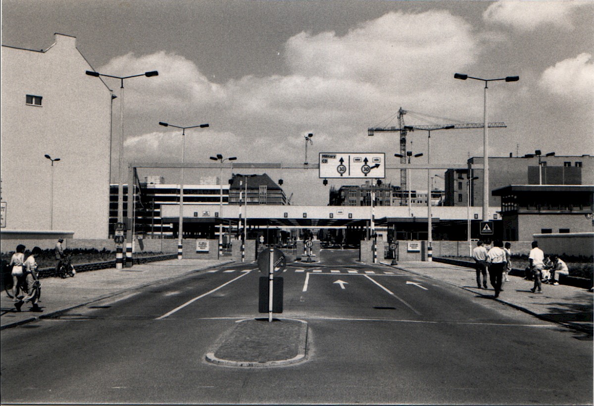 Berlin, August 1986 – Grenzübergangsstelle Friedrichstraße (Fotograf: Hans-Joachim Grimm)