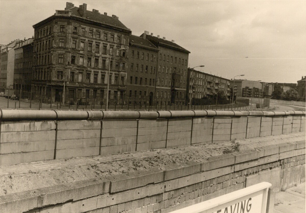 Berlin, 19. Juli 1974 – Alte und neue Grenzmauer am Bethaniendamm (Fotograf: Hans-Joachim Grimm)
