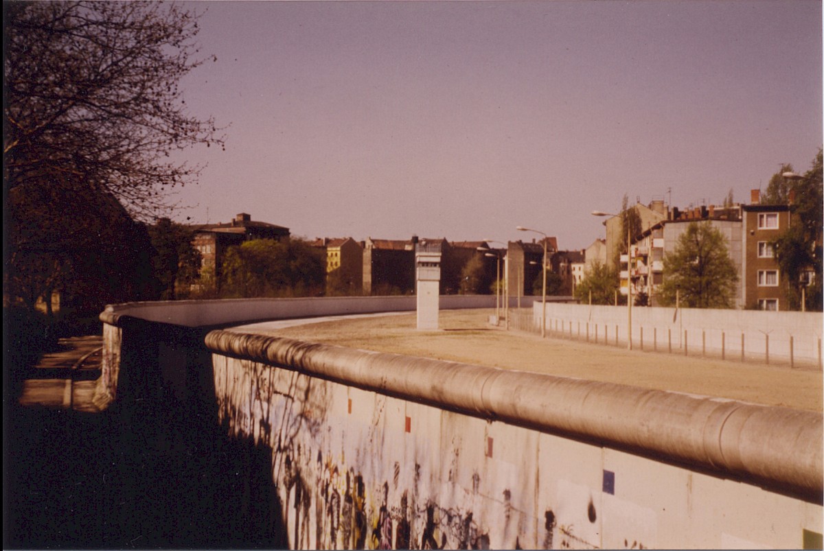 Berlin, April 1986 – Grenzstreifen mit Wachturm am Bethaniendamm (Fotograf: Hans-Joachim Grimm)