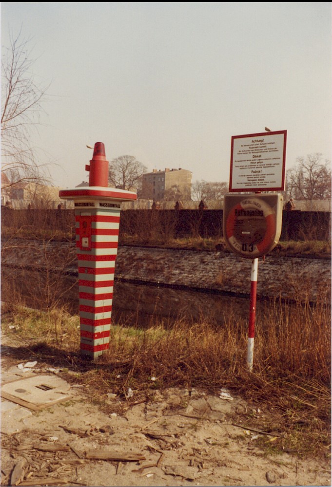 Berlin, ca. 1978 – Notfallsäule am Spandauer Schifffahrtskanal (Fotograf: Hans-Joachim Grimm)