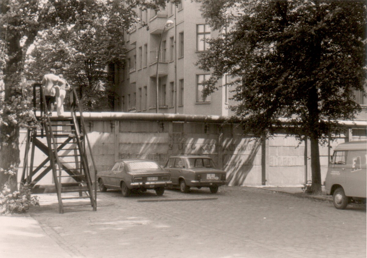 Berlin, 1974 – Aussichtsplattform an der Elsenstraße (Fotograf: Hans-Joachim Grimm)