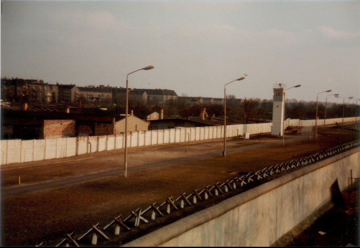 Berlin, 1983 – Grenzstreifen mit Wachturm an der Kiefholzstraße (Fotograf: Hans-Joachim Grimm)