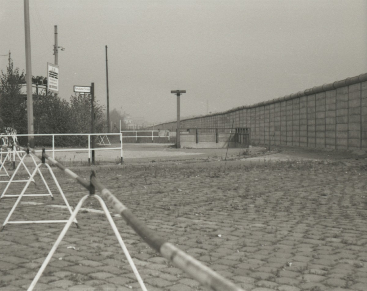 Berlin, 1971 – Eingang zum S-Bahnhof vor der Grenzmauer am Potsdamer Platz (Fotograf: Albrecht Roos)