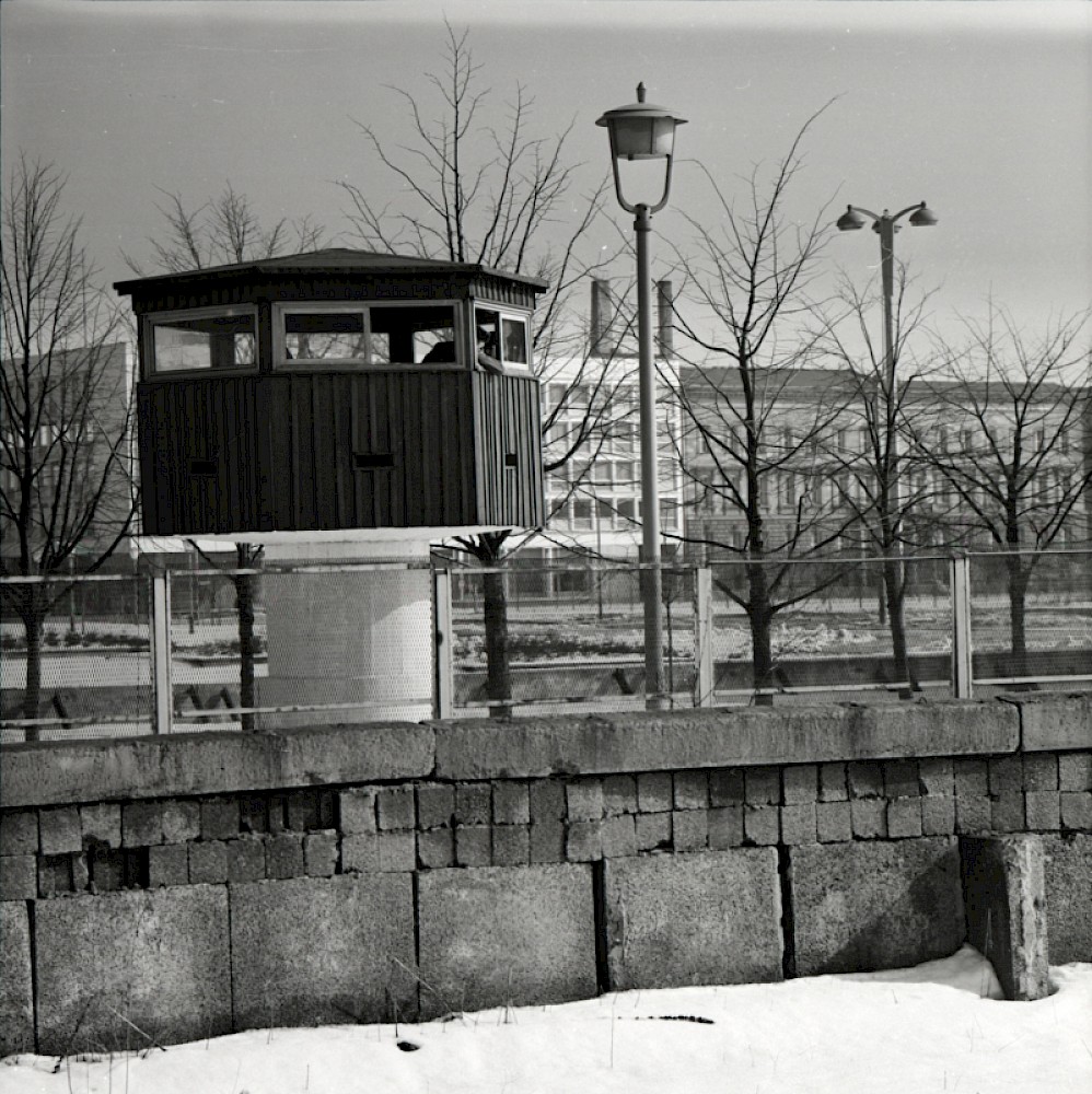 Berlin, 1971 – Betonverbundmauer und Wachturm an der Ebertstraße (Fotograf: Albrecht Roos)