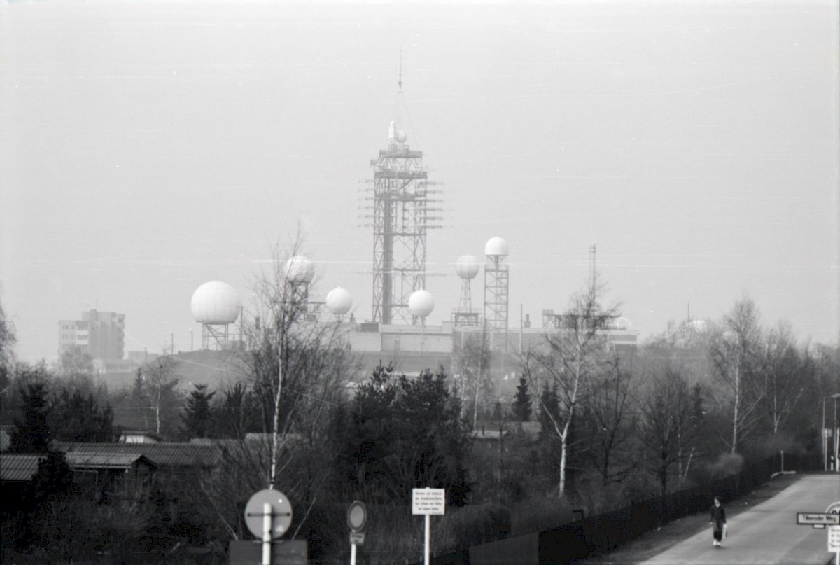 Berlin, 1984 – Radaranlage Marienfelde USAFSS/ESC Station auf dem heutigen Schlehenberg am Diedersdorfer Weg (Fotograf: Albrecht Roos)