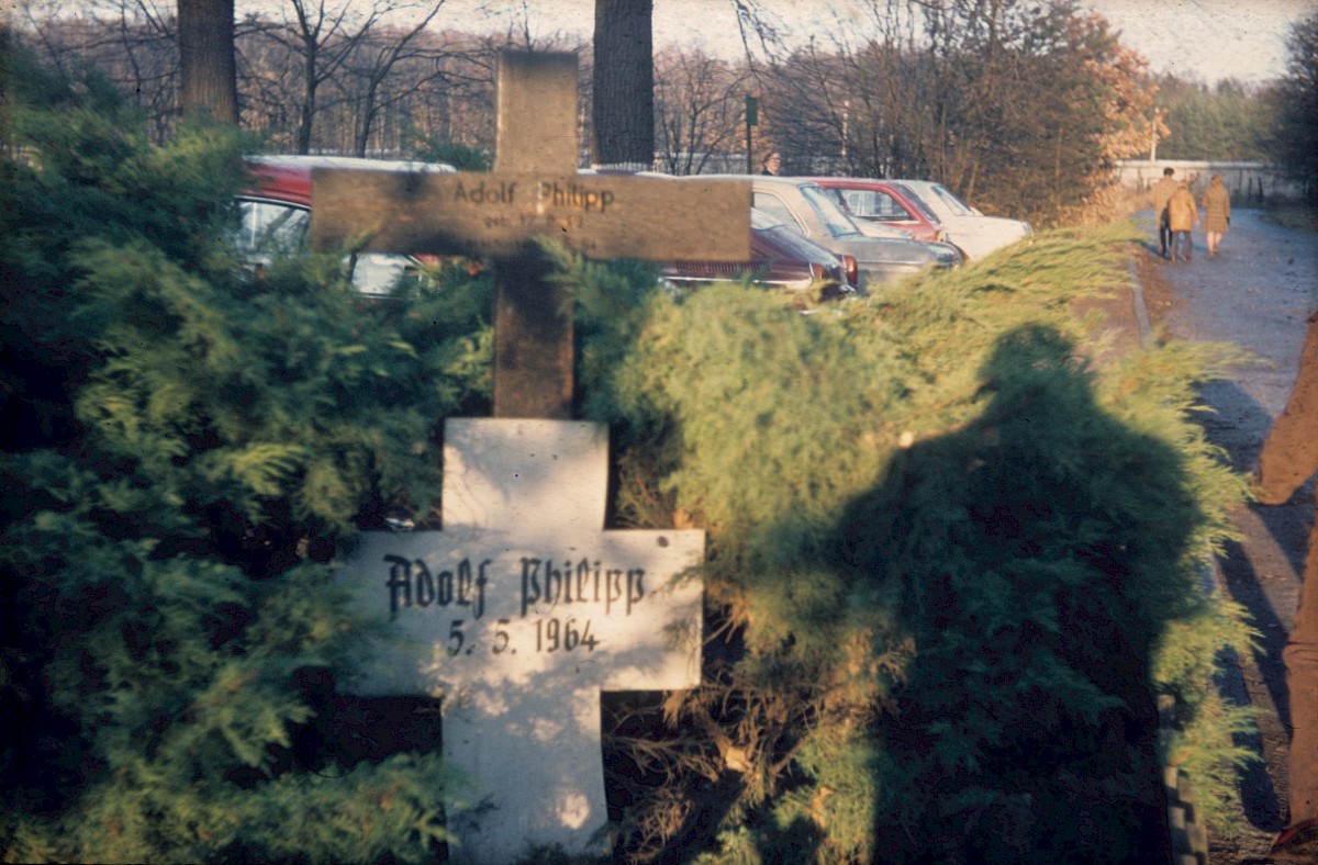 Berlin, ca. 1984 – Gedenkzeichen in Form von Kreuzen für Adolf Philipp (Fotograf: )