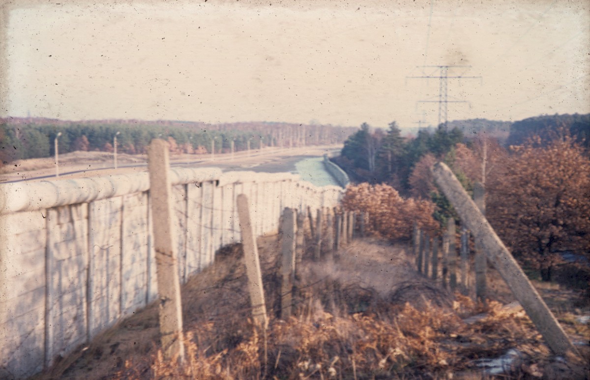 Berlin, ca. 1984 – Grenzmauer und Stacheldrahtzaun im Spandauer Forst nahe Eiskeller (Fotograf: )