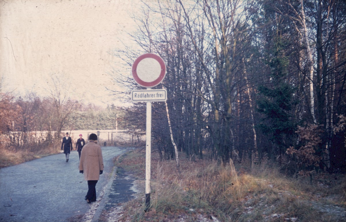 Berlin, ca. 1984 – Fußgänger an der Berliner Mauer im Spandauer Forst nahe Eiskeller (Fotograf: )