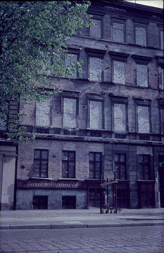 Berlin, 1962 – Gedenkzeichen für Olga Segler vor einem Grenzhaus an der Bernauer Straße (Fotograf: Ludwig Vörding)