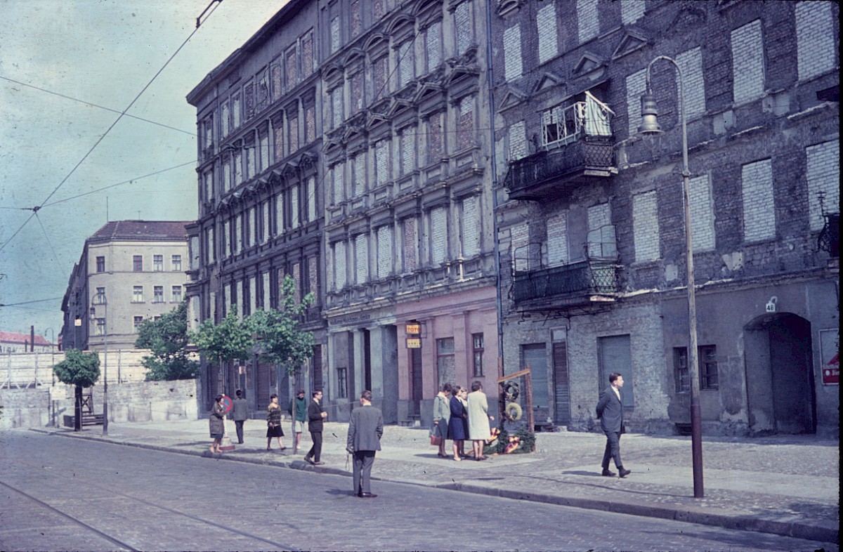 Berlin, 1962 – Gedenkzeichen für Ida Siekmann vor vermauerten Grenzhäusern in der Bernauer Straße (Fotograf: Ludwig Vörding)
