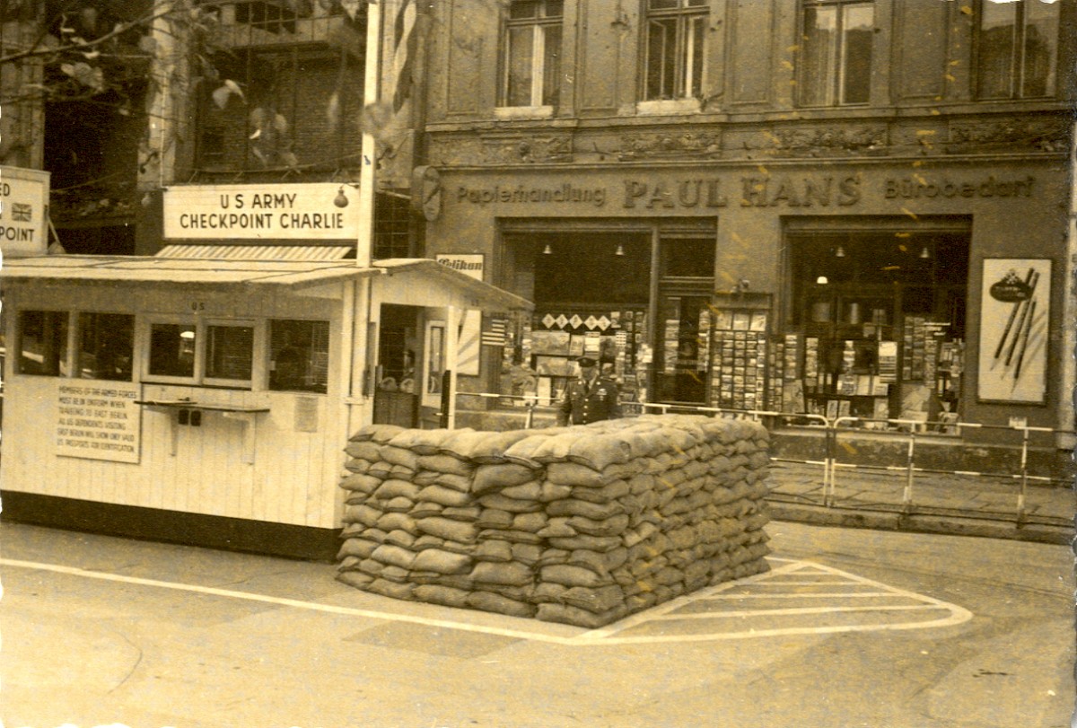 Berlin, ca. 1963 – Kontrollhaus am Checkpoint Charlie (Fotograf: )