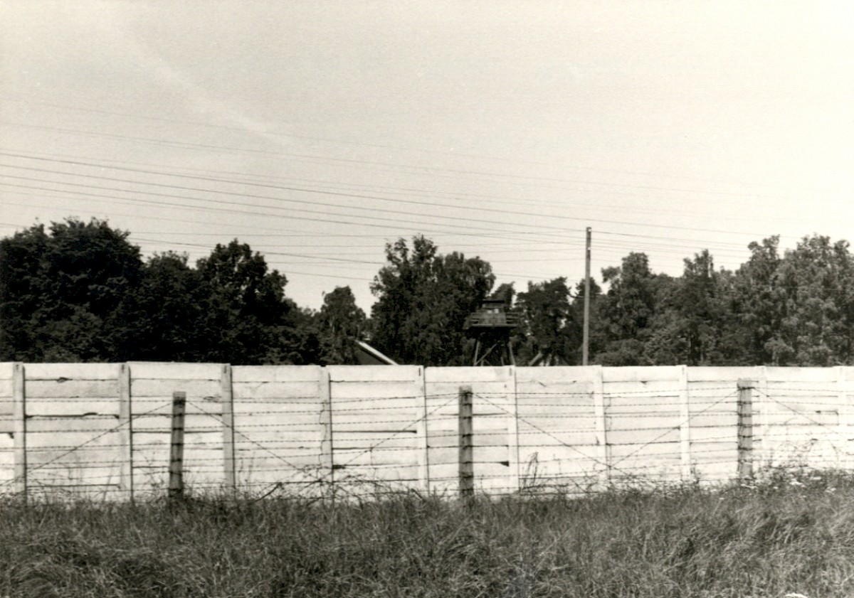 Berlin, ca. 1963 – Grenzanlagen und Wachturm am Nieder Neuendorfer Kanal (Fotograf: )