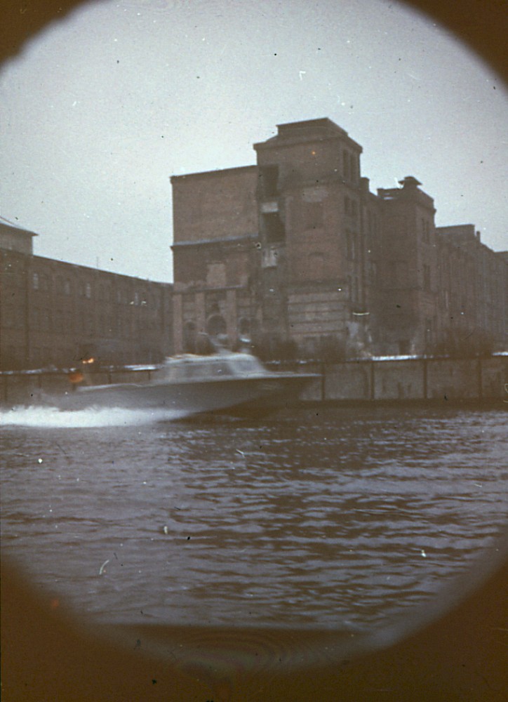 Berlin, ca. 1968 – Ein Schnellboot der Grenztruppen im Osthafen (Fotograf: Wolfgang Böttger)