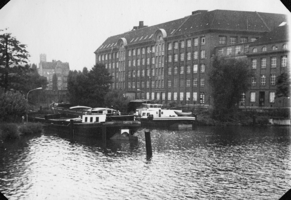 Berlin, ca. 1968 – Schiffe an der Lohmühleninsel an der Einfahrt zum Landwehrkanal (Fotograf: Wolfgang Böttger)
