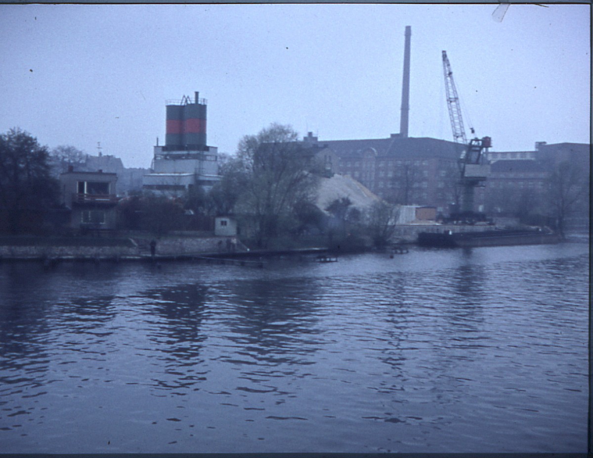 Berlin, ca. 1968 – Kieswerk auf der Lohmühleninsel (Fotograf: Wolfgang Böttger)