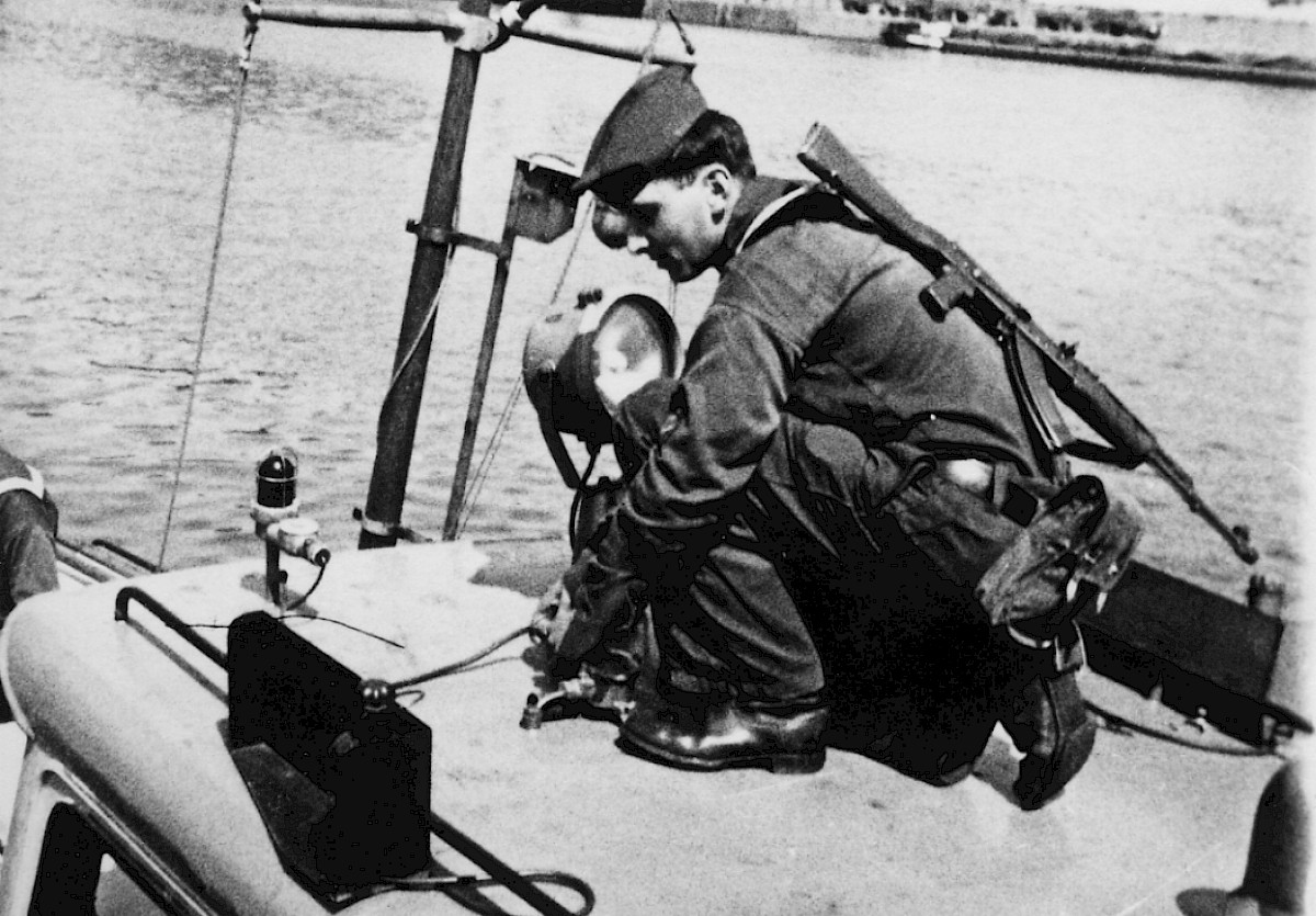 Berlin, ca. 1968 – Grenzsoldat auf einem Patrouillenboot (Fotograf: Wolfgang Böttger)
