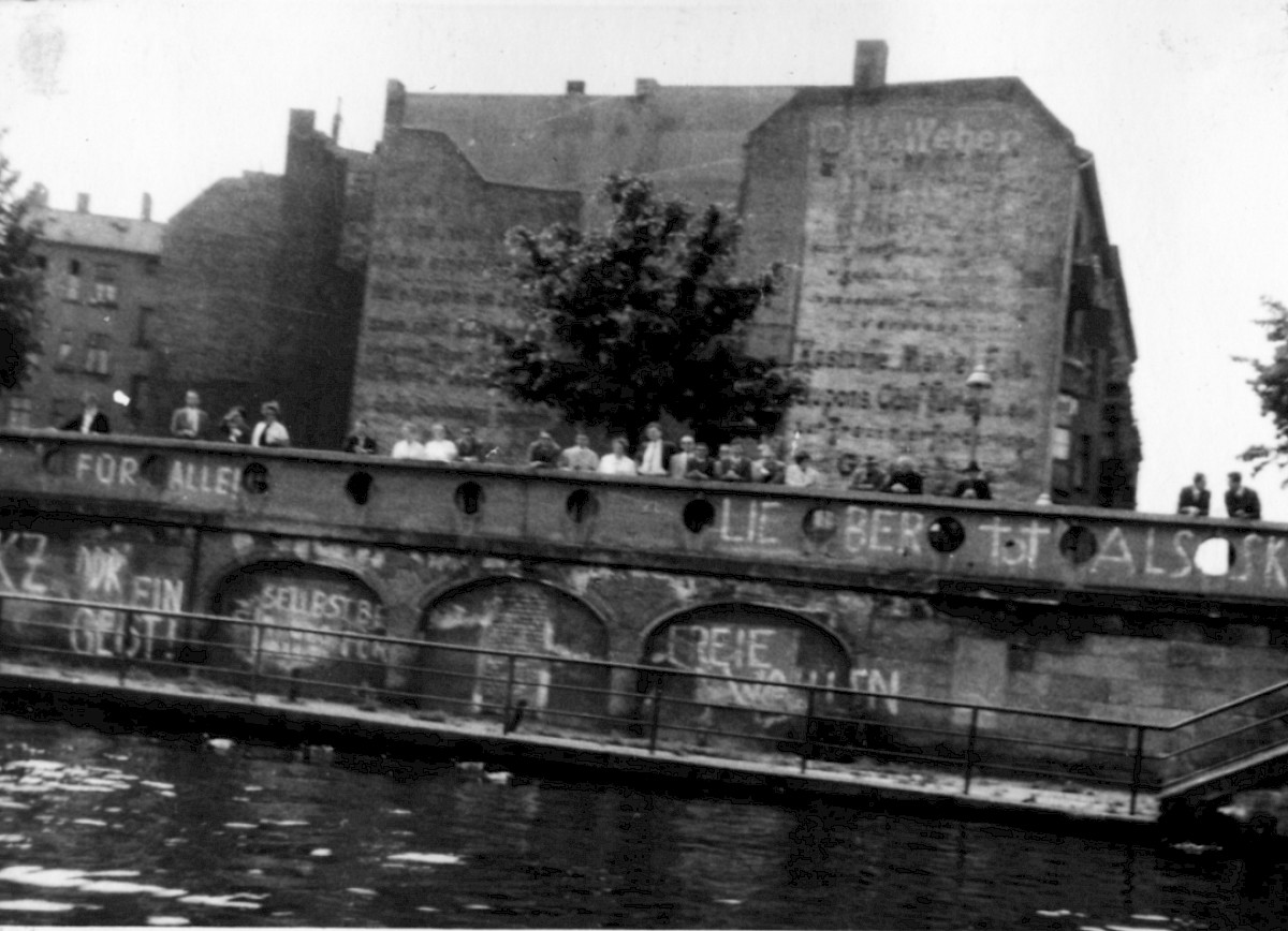 Berlin, ca. 1968 – Gröbenufer mit Anti-DDR Schriftzügen (Fotograf: Wolfgang Böttger)