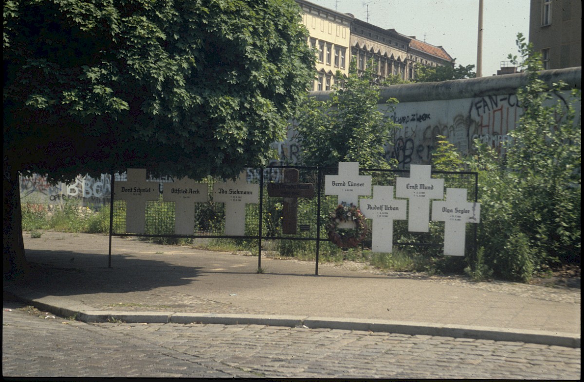Berlin, ca. 1985 – Gedenkkreuze für die Maueropfer in der Bernauer Straße (Fotograf: Uwe Viedt)
