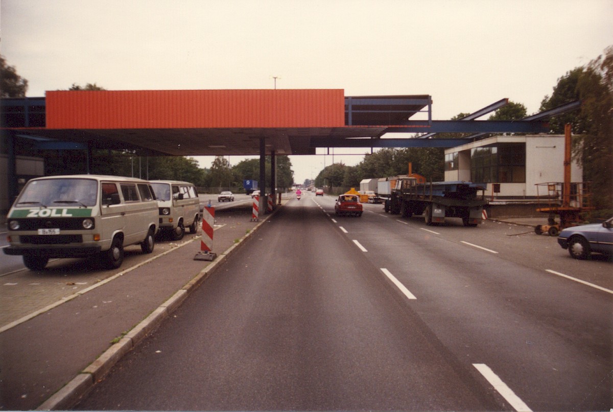 Berlin, 1990 – Abbau der Kontrollstelle Heerstraße/Westseite (Fotograf: Hans-Joachim Grimm)
