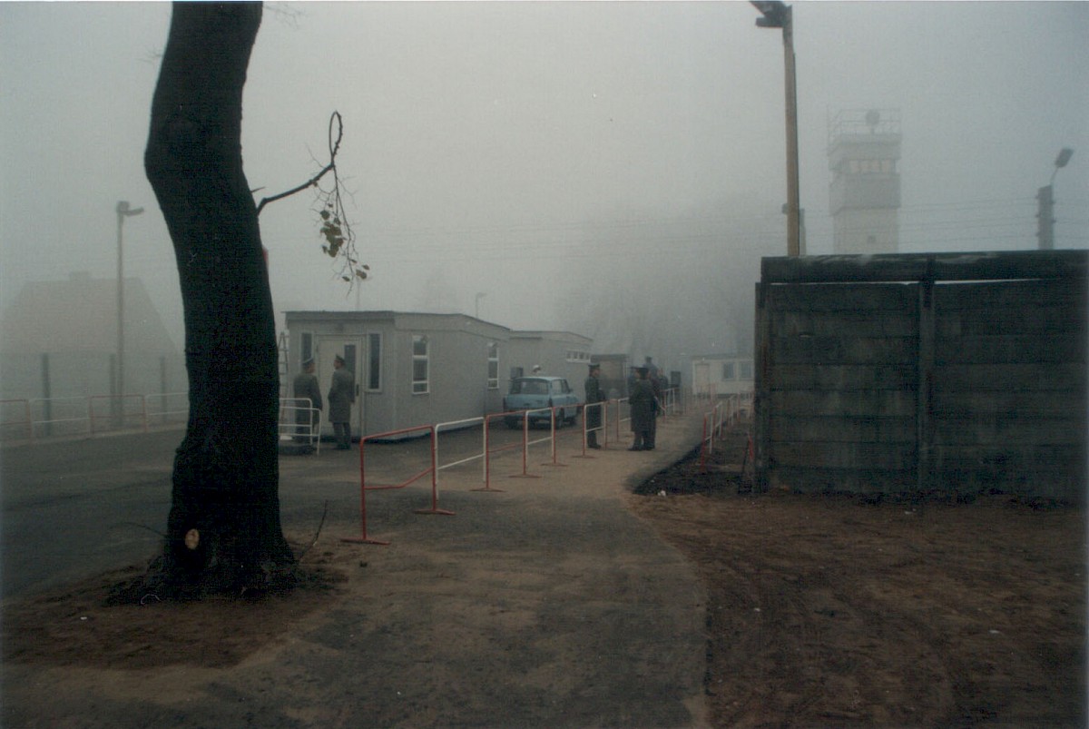 Berlin, ca. 1989 – Provisorischer Grenzübergang in der Falkenseer Chaussee (Fotograf: Hans-Joachim Grimm)