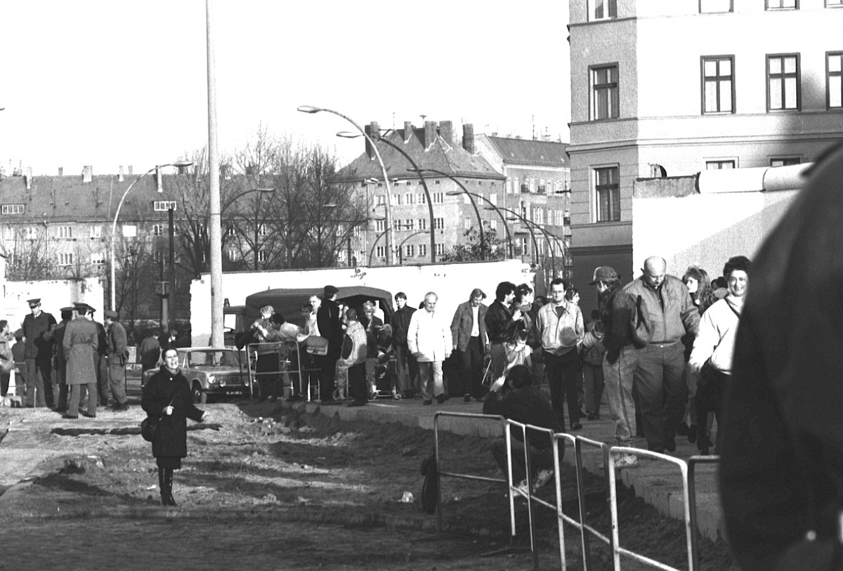 Berlin, 11. November 1989 – Menschengruppe vor einem provisorischen Grenzübergang in der Schwedter Straße (Fotograf: Detlef Machmüller)