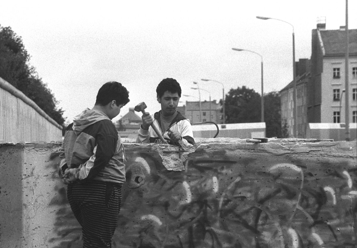 Berlin, 18. Juni 1990 – Mauerspechte in der Strelitzer Straße (Fotograf: Detlef Machmüller)