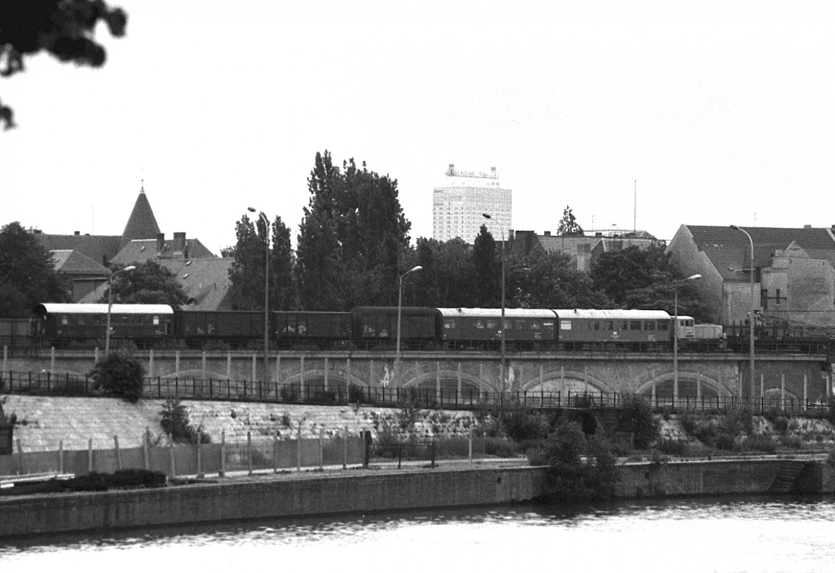 Berlin, 18. Juni 1990 – Grenzanlagen am Alexanderufer/Kapelle-Ufer entlang der Stadtbahn (Fotograf: Detlef Machmüller)