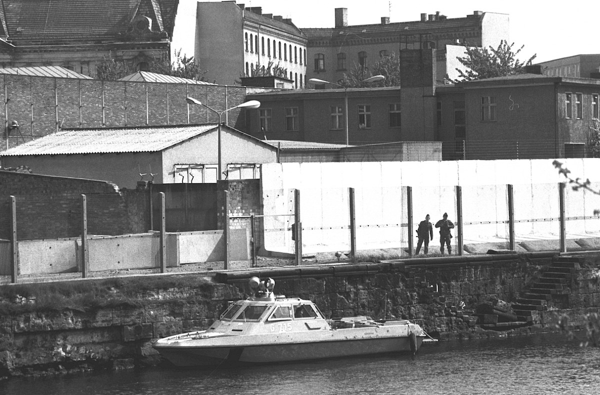Berlin, 17. April 1989 – Patrouillenboot am Spreeufer am Schiffbauerdamm (Fotograf: Detlef Machmüller)