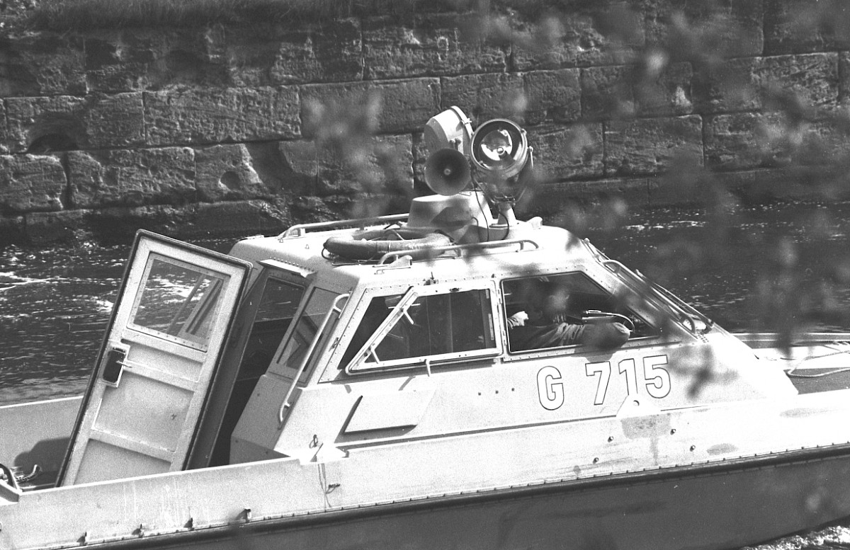 Berlin, 17. April 1989 – Patrouillenboot am Spreeufer am Schiffbauerdamm (Fotograf: Detlef Machmüller)